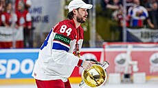 Tomá� Kundrátek s pohárem pro mistry sv�ta.