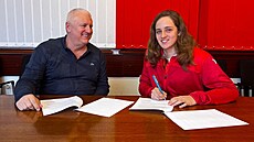 Makedonská spojka Angela Jankulovská a éf DHC Slavia Praha Richard Toman pi...