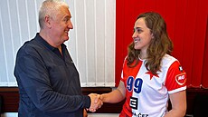 Makedonská spojka Angela Jankulovská a �éf DHC Slavia Praha Richard Toman p�i...