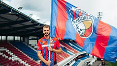 Daniel Vaulín pózuje v dresu a s vlajkou Viktorie Plze.