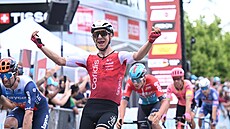 Francouzský cyklista Bryan Coquard se raduje z vít�zství ve 2. etap� závodu...