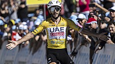 Britský cyklista Adam Yates projí�dí vít�zn� cílem 5. etapy závodu Kolem...