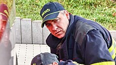 Petr Levanský (naho�e) u� se patnáct let v�nuje práci ve výjezdové jednotce...