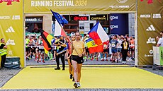 Olomoucké ulice opt zaplnili bci, kteí vyrazili na tra plmaratonu.