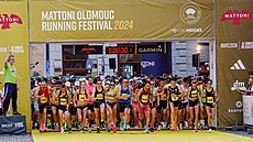 Olomoucké ulice opt zaplnili bci, kteí vyrazili na tra plmaratonu.