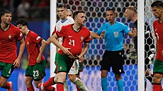 Portugalský útoník Diogo Jota slaví s míem schovaným pod dresem gól do sít...