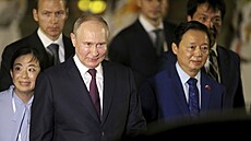 Vladimir Putin na návtv Vietnamu. Vpravo místopedseda vlády Tran Hong Ha....