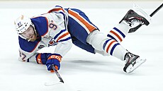Connor McDavid z Edmonton Oilers padá na led.