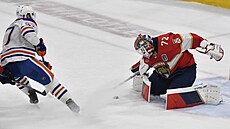 Sergej Bobrovskij (72) z Florida Panthers vyráí puk po pokusu Connora McDavida...