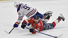 Matthew Tkachuk (19) z Florida Panthers a Ryan Nugent-Hopkins (93) z Edmonton...