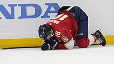 Aleksander Barkov z Florida Panthers kleí na led.