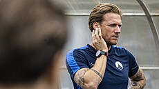 Trenér Radoslav Ková� na prvním tréninku libereckých fotbalist�