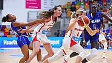 �eská basketbalistka Gabriela And�lová (u mí�e) úto�í s pomoci clonící Emmy...