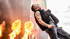 Australská kapela Parkway Drive rozjela na hradeckém leti�ti oh�ovou show. (13....