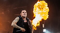 Australská kapela Parkway Drive rozjela na hradeckém leti�ti oh�ovou show. (13....