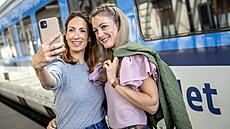 Jízdenka na léto zahrnuje neomezené cestování vlakem kamkoli po �esku.