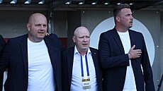 Reprezentaní trenér Ivan Haek (uprosted) se svými asistenty Jaroslavem...