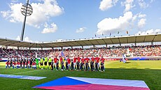 Nástup fotbalist� �eska a Severní Makedonie na hrací plochu v Hradci Králové