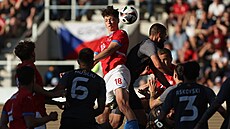 Ladislav Krej�í (�. 18) hlavi�kuje v p�ípravném utkání �eské reprezentace se...