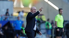 Reprezenta�ní trenér Ivan Ha�ek ud�luje pokyny v zápase se Severní Makedonií.