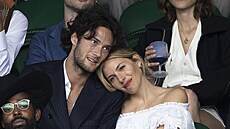 Oli Green a Sienna Millerová na Wimbledonu v Londýn (3. ervence 2022)