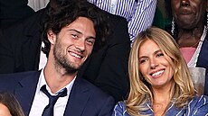 Oli Green a Sienna Millerová na Wimbledonu v Londýn (9. ervence 2023)
