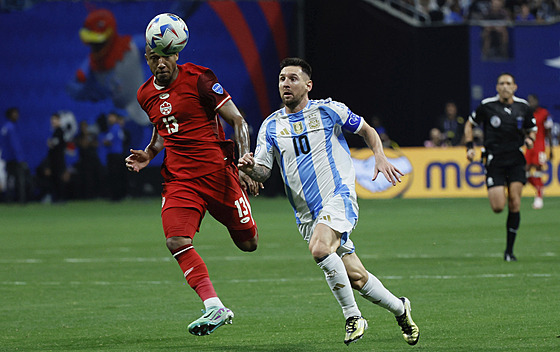 Derek Cornelius (vlevo) z Kanady a argentinský kapitán LIonel Messi.