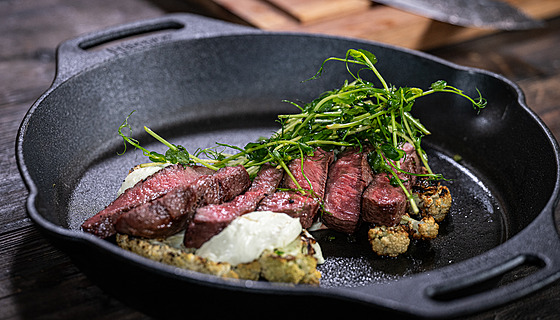 Wagyu s kvtákem, ttinovým cukrem s chilli a krémem z wasabi