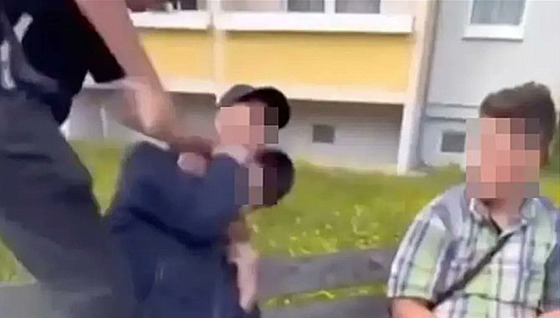 Dvacet mladík v nmecké Gee zmlátilo chlapce, natáeli se u toho.