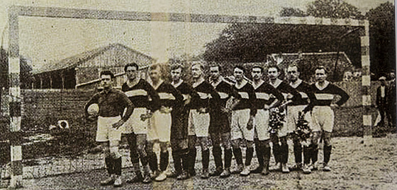 Sestava SK Líe z doby zaátku organizovaného fotbalu v roce 1924. Zleva...