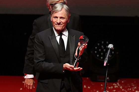 Viggo Mortensen pevzal cenu prezidenta Mezinárodního filmového festivalu...