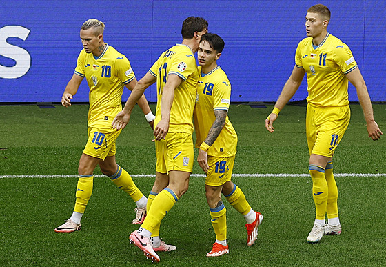 Ukrajintí fotbalisté oslavují gól proti Slovensku.