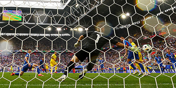 Slovenský branká Martin Dúbravka inkasuje v utkání s Ukrajinou.