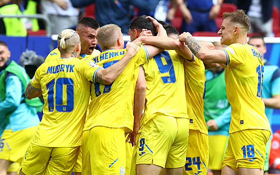 Fotbalisté Ukrajiny se radují ze vst�elené branky proti Slovensku.