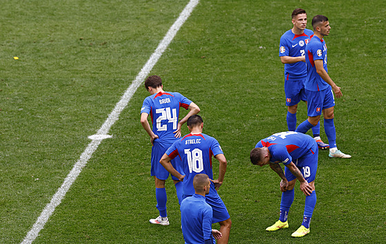 Zklamaní sloven�tí fotbalisté po proh�e s Ukrajinou.