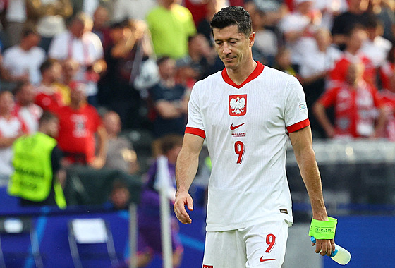 Polský útoník Robert Lewandowski odchází zklamaný po poráce s Rakouskem.