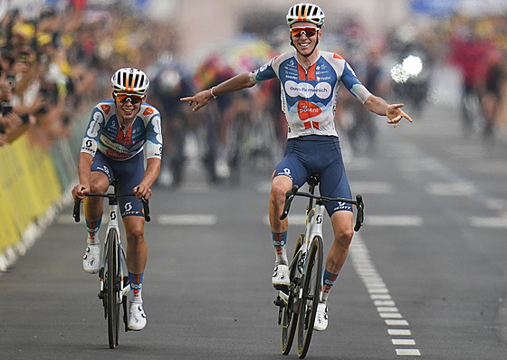 Francouzský cyklista Romain Bardet (vpravo) vít�zí v úvodní etap� Tour de...