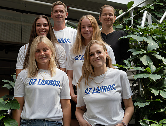 Reprezentantky dorazila podpo�it také zp�va�ka a texta�ka Tereza Balonová...