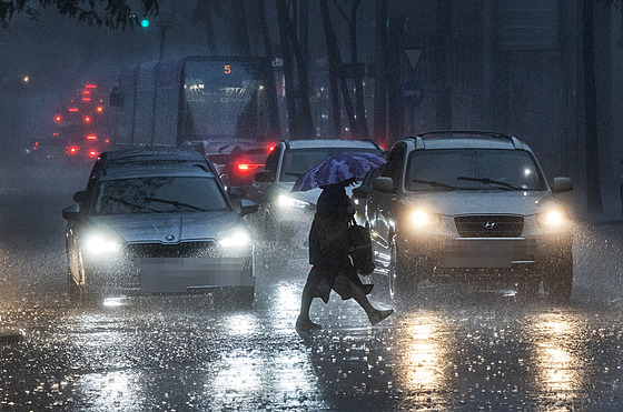 Silná boue provázená hustým detm a nárazy vtru  v Praze na Andlu. (27....