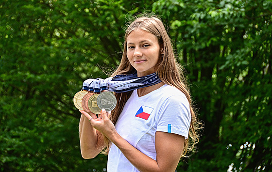 CENNÉ ZÁVAÍ. Dv zlaté, jedna stíbrná a jedna bronzová medaile, které získala...