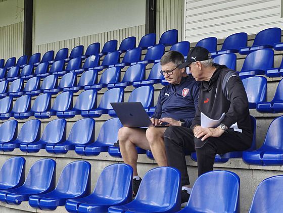 Analytici Miroslav Soukup (vlevo) a Miroslav Jirkal na tréninku �eské...