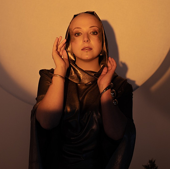 Zp�va�ka Anna Julie Slová�ková v klipu Léto