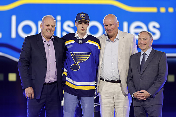 Adam Jiíek na draftu, zcela vpravo komisioná NHL Gary Bettman.