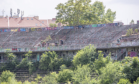 Ze stadionu, který byl svého asu chloubou Brna, zbyly jen ruiny prorostlé zelení.