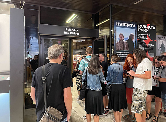 Fronty na lístky u hlavních pokladen v prostorách hotelu Thermal. (29. ervna...