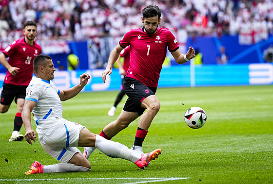 �eský fotbalista Tomá� Hole� (vlevo) v souboji s Chvi�ou Kvaracchelijou.