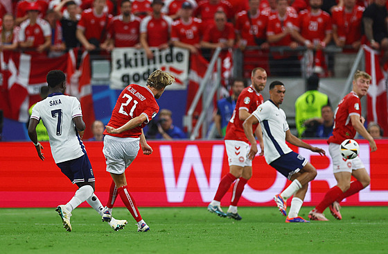Dánský fotbalista Morten Hjulmand st�ílí Anglii gól.