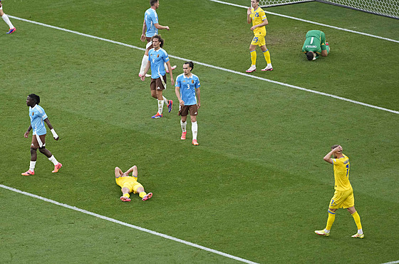 Fotbalisté Ukrajiny a Belgie po vzájemném zápase.