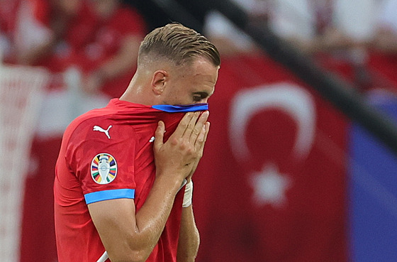 Antonín Barák je kv�li druhé �luté kart� poslán ze h�i�t� v utkání s Tureckem.