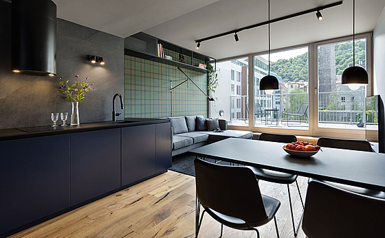 Majitel si p�ál interiér v tmavých barvách, díky dostatku denního sv�tla to...